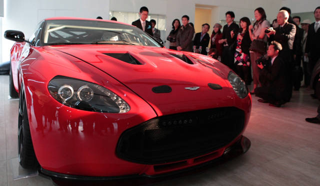 <strong>ASTON MARTIN V12 Zagato｜アストンマーティン V12 ザガート</strong>　『アストンマーティン大阪八光』ショールームのオープニングにあわせ日本上陸