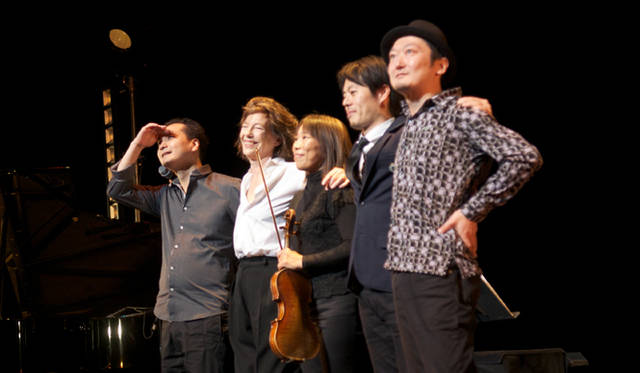 <strong>日本人ミュージシャンと世界をまわるジェーン・バーキン、彼女にとっての音楽、そして愛</strong><br />セルジュが亡くなってから20年、そして私がボーカルとして参加した彼のアルバム『メロディ・ネルソンの物語』から40年。なにかやりたいとは思っていたけれど、具体的に思いつかなくて。そんなときに震災があり、日本を訪れ、歌いました。フランスにもどったあと、また日本の音楽家たちと一緒に、と思ったんです。今回のツアーの音楽監督をしてくれている中島ノブユキ氏とセルジュのアルバムを全部聴き直して、トロンボーンとトランペットが入っている楽曲を選びました。『メロディ・ネルソンの物語』も意識しています。日本の方々からみたセルジュ、というのが今回のテーマです。