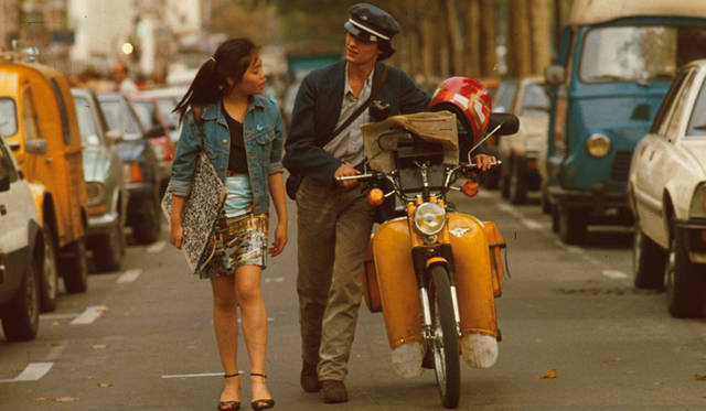 <strong>映画のなかのクルマたち──スリラー篇</strong>　1981年、ジャン＝ジャック・べネックス監督作品、『ディーバ』。主人公の男の子、ジュールが乗るべスパには、廃車から取りはずしたロールス・ロイスのアイコン、スピリット・オブ・エクスタシーがつけられている。