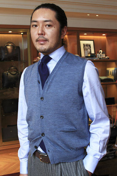 <strong>BEAMS F｜ビームス F </strong>　シャツ2万1000円（エリッコ フォルミコラ）、ニットベスト2万5200円（ドルモア）、ネクタイ1万5750円（ルイジ ボレリ）