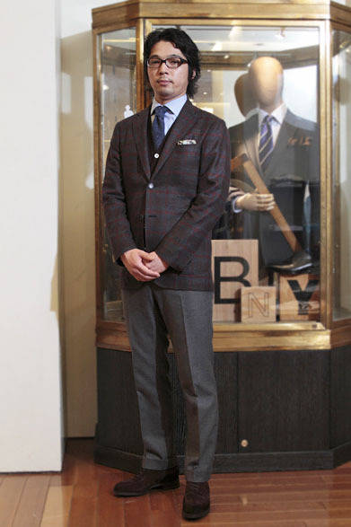 <strong>BARNEYS NEW YORK｜バーニーズ　ニューヨーク</strong>　『バーニーズ　ニューヨーク銀座店』 清家光平氏　ジャケット15万7500円（ベルベスト フォー バーニーズ　ニューヨーク）、ニット1万4700円（バーニーズ　ニューヨーク）、タイ1万4700円（ボレリ）、チーフ1万4700円（エトロ）、シャツとパンツは私物