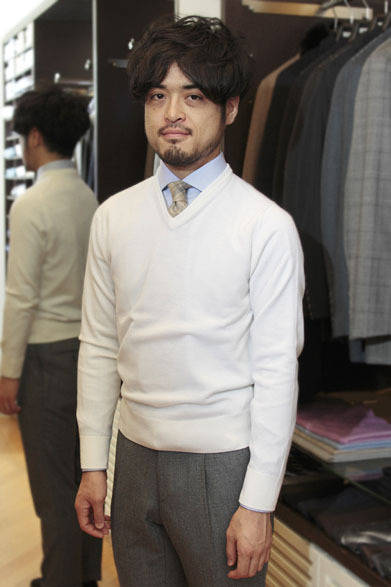 <strong> heliopole HOMME｜エリオポール オム</strong>　ニット1万6800円（David Scott）、シャツ1万9950円（ORIAN）、ウールタイ1万3650円（Fumagalli）