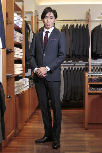 <strong>UNITED ARROWS green label relaxing｜ユナイテッドアローズ グリーンレーベル リラクシング</strong>　『グリーンレーベル リラクシング 丸の内店』 上野裕輝氏　サーモスーツ2万9400円（ジャケット1万9950円、パンツ9450円）、シャツ7980円、ネクタイ8925円