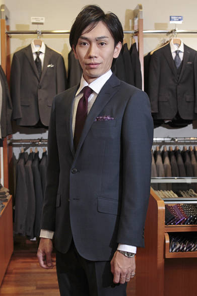 <strong>UNITED ARROWS green label relaxing｜ユナイテッドアローズ グリーンレーベル リラクシング</strong>　サーモスーツ2万9400円（ジャケット1万9950円、パンツ9450円）、シャツ7980円、ネクタイ8925円
