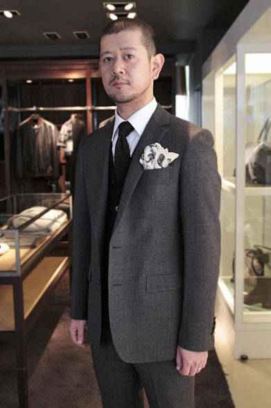 <strong>DESIGNWORKS｜デザインワークス</strong>　ジャケット6万900円、カーディガン1万9950円、シャツ1万9950円、ニットタイ1万1550円、ペイズリーチーフ7980円（すべてデザインワークス）