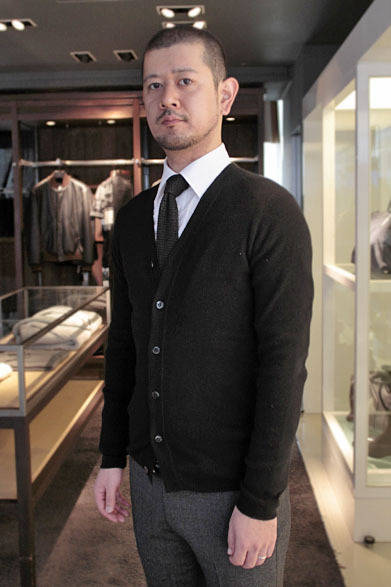 <strong>DESIGNWORKS｜デザインワークス</strong>　カーディガン1万9950円、シャツ1万9950円、ニットタイ1万1550円（すべてデザインワークス）
