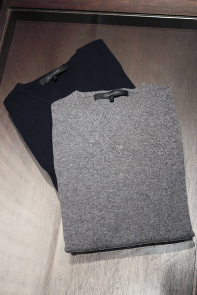 <strong>DESIGNWORKS｜デザインワークス</strong>　Vネックニット各1万7850円（デザインワークス）