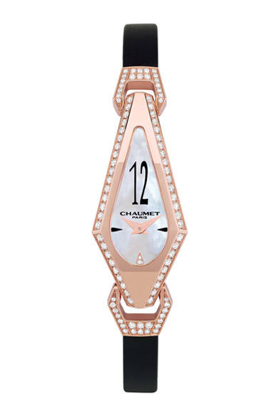 <strong>CHAUMET｜ショーメ</strong>　ナポレオンの妻ジョセフィーヌの名を冠した「ジョセフィーヌ」コレクションからは、春らしいピンクゴールドのウォッチがお目見え。「ジョセフィーヌ・ピンクゴールドウォッチ」 388万5000円（ショーメ）