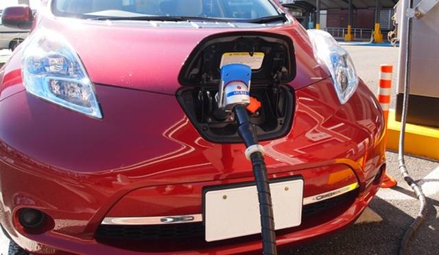 <strong>NISSAN LEAF｜日産 リーフ</strong>　急速充電コネクタを差し込んだら、充電器にあるスタートボタンを押すだけ。