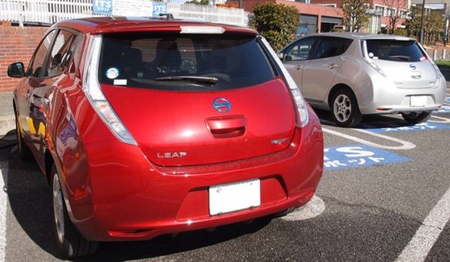 <strong>NISSAN LEAF｜日産 リーフ</strong>　充電をつづけていると、お隣にもう一台銀色のリーフがやってきた。