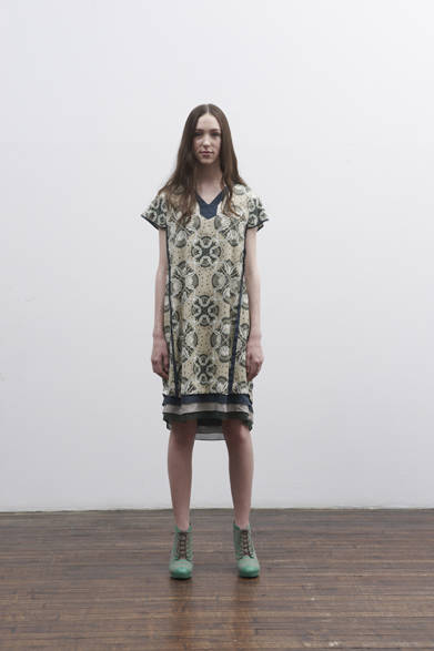 <strong>poral.｜ポーラル</strong>　2012年春夏コレクション<br /><br />東京ファッションウィークの花形として人気を博すメンズブランド「White Mountaineering」デザイナー 相澤陽介氏が手がけるウィメンズブランドとして話題を集め、2011年にスタートしたporal.。女性らしいデザインのなかにメンズウェア特有ともいえる細かなディテールを取り入れ、優しく、美しくありながらも力強い女性像を表現する。2012年春夏シーズンでは、インパクトのある強いカラーと、おだやかで柔らかなカラーを組み合わせた、霧がかったような色合いが印象的なコレクションを展開。繊細なカラーにジャカードやプリントを掛け合わせることでウェアを立体的に表現した。歩いたとき、どのようにウェアが動き、美しく見えるかを計算して作られた、横から見たときのシルエットにも注目である。
