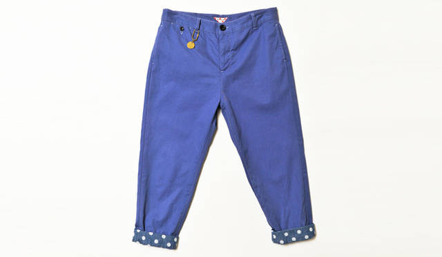 <strong>Paul Smith│ポール・スミス</strong>　ブルー×ドットのパターン。明るいブルーは、パステルカラーがトレンドの春夏シーズンにぴったり。カスタマイズドチノパンツ 1万9950円