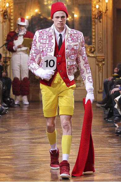 <strong>MONCLER GAMME BLEU｜モンクレール ガム・ブルー</strong>　©MONCLER