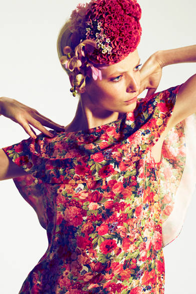 <strong>AMBELL｜アンベル</strong>　2012年春夏ウィメンズコレクション<br /><br />細部にまでこだわった丁寧なモノづくりを信念に、古くから愛される“ベーシック”をモダンなアプローチで表現するAMBELL。2012年春夏コレクションのテーマは“Flapper Marine Functional”。大きな時代の変化とともに、女性たちは窮屈なコルセットをはずし、腕や足を軽やかに露出してみせ、自由奔放にファッションを楽しみはじめた1920年代を象徴する“フラッパースタイル”を軸にコレクションを展開。春夏シーズンらしいフレッシュなマリンスタイルや、あたらしいスタイルの誕生をイメージした鮮やかなフラワープリントで、20年代らしい自由な精神を表現する。<br /><br /><#IMAGELINK_EX_(auto)_(CT_2_25201_79)_(http://rumors.jp/ambell/list.html?af=opn02_120220)_(_blank)_(rumors｜通販サイトへ)#>