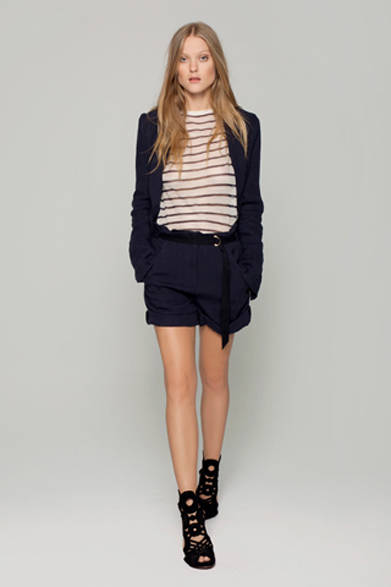 <strong>RESTIR｜リステア</strong>　「A.L.C.」　ストライプニット3万1500円、ネイビーショートパンツ3万4650円