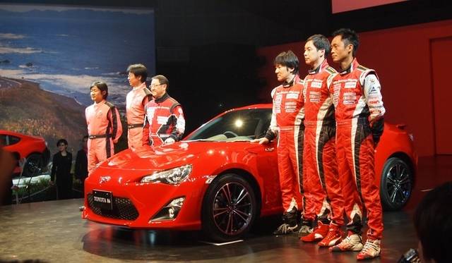 <strong>トヨタ86｜TOYOTA 86</strong>　奥からマーケティングディレクター木場氏、86開発チーフエンジニアの多田哲也氏、モリゾウこと豊田章男氏、ニュルブルクリンクでプロトタイプ86をテストしたレーサー影山正彦氏、レーサー飯田章氏とレーサー脇阪寿一氏