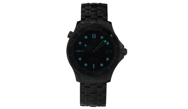 <strong>OMEGA</strong> Seamaster Diver 300M: Hour and second hands coated with blue-glowing white Super-LumiNova; minute hand with green glow.