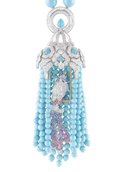 <strong>Van Cleef & Arpels｜ヴァン クリーフ＆アーペル</strong>　「Couleurs de Paradis」　オワゾー アムルー ソートワールのディテール。止まり木に止まったメスの鳥が愛情をもって見つめる先には、パートナーの鳥が。© Van Cleef & Arpels<br /><br />ヴァン クリーフ＆アーペル ル デスク<br />Tel. 0570-00-8202