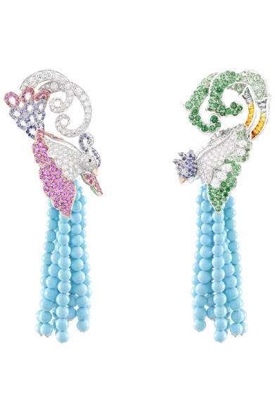 <strong>Van Cleef & Arpels｜ヴァン クリーフ＆アーペル</strong>　「Couleurs de Paradis」　オワゾー アムルー イヤクリップ。つがいの求愛のダンスの物語が題材となっている。© Van Cleef & Arpels<br /><br />ヴァン クリーフ＆アーペル ル デスク<br />Tel. 0570-00-8202