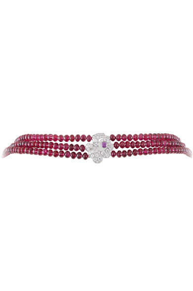 <strong>Van Cleef & Arpels｜ヴァン クリーフ＆アーペル</strong>　「Couleurs de Paradis」　オワゾー フランボヤン ネックレスの留め具のディテール。© Van Cleef & Arpels<br /><br />ヴァン クリーフ＆アーペル ル デスク<br />Tel. 0570-00-8202