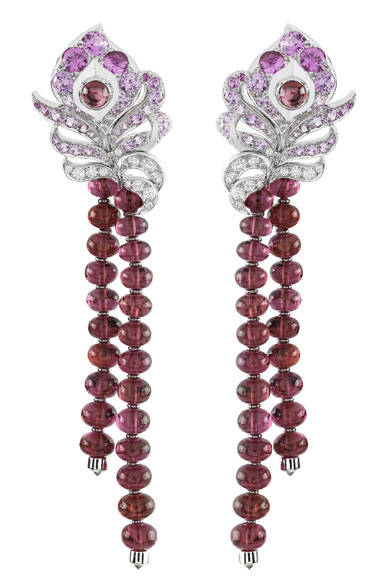 <strong>Van Cleef & Arpels｜ヴァン クリーフ＆アーペル</strong>　「Couleurs de Paradis」　オワゾー フランボヤン イヤクリップ　© Van Cleef & Arpels<br /><br />ヴァン クリーフ＆アーペル ル デスク<br />Tel. 0570-00-8202