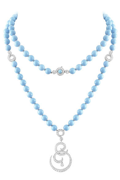 <strong>Van Cleef & Arpels｜ヴァン クリーフ＆アーペル</strong>　「Couleurs de Paradis」　ニ ド パラディ ネックレスの先端に揺れるのは、丸みを帯びたラインを描く“ヴォリュート”モチーフ。　　© Van Cleef & Arpels<br /><br />ヴァン クリーフ＆アーペル ル デスク<br />Tel. 0570-00-8202