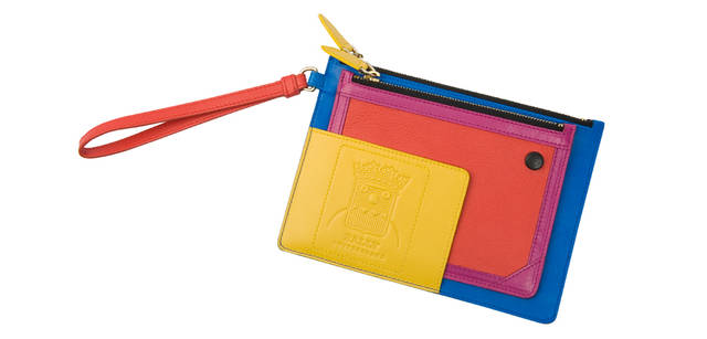 <strong>BALLY｜バリー</strong>　マルチカラーのアクセサリーは、それだけでコーディネイトのスパイス役になる便利アイテム。ポーチ [W18.5×H13.5cm] 5万4600円（バリー）