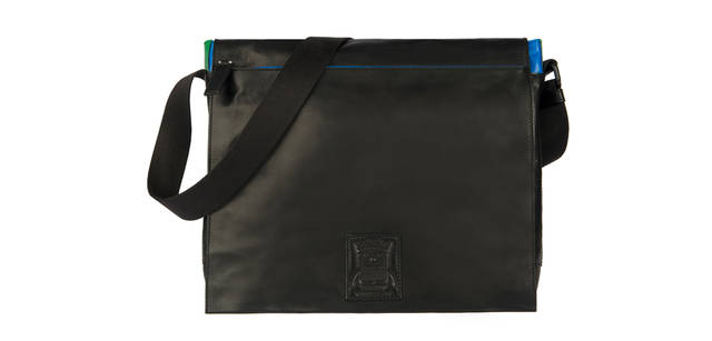 <strong>BALLY｜バリー</strong>　フラップにあしらわれたロゴマークがユーモラスな表情。 バッグ [W36×H30×D13cm] 11万2350円（バリー）