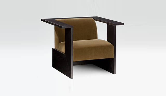 <strong>ARMANI / CASA｜アルマーニ / カーザ</strong>　ARM CHAIR「EDEL（エデル）」101万7450円（95×90×H74cm／スモークドチェストナットウッド）木部は、スモークドチェリーウッド、スモークドチェストナットウッド、ブラウンオーク材ブラッシュ仕上げ、ライトオーク材ブラッシュ仕上げ、ブラウンマホガニーの5種から選べ、ファブリックは約400種近くあるコレクションからコーディネートできる。