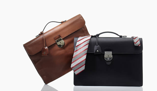 <strong>GUCCI｜グッチ　クラシックを着こなす、グッチのあらたなビジネススタイル</strong>　左から折りたたみブリーフケース　23万6250円、ブリーフケース　34万1250円、シルクタイ　2万1000円