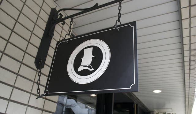 <strong>The BeauSnob│ザ・ボウスノッブ</strong>　「ディレッツ＆スノッブス」看板にも注目。