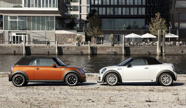 <strong>MINI ROADSTER｜ミニ・ロードスター</strong>　向かって左はMINI コンバーチブル。MINIロードスターがいかにスポーティなモデルであるかが、フォルムのちがいからもわかる。