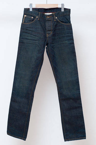 <strong>ISETAN MEN’S｜伊勢丹新宿店メンズ館</strong>　6階“コンテンポラリーカジュアル”　「ラーレイ」のデニムも色落ち加工をほどこした日本独自の別注品が登場（この商品は加工のカスタマイズはおこないません）。デニム3万450円（ラーレイ／伊勢丹新宿店）