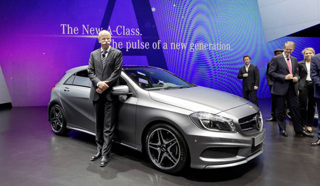 <strong>Dr. Dieter Zetsche, Daimler CEO｜ダイムラーのCEO ディーター・ツェッチェ博士と新Aクラス</strong>