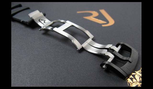 <strong>ROMAIN JEROME</strong> The folding clasp features a standard buckle.