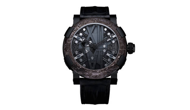 <strong>ROMAIN JEROME</strong> A piece of the actual hull recovered from the Titanic is used for the bezel. Still, the rusted bezel is striking. The limited edition number is generally based on the year of the event, but for the Titanic DNA, as this year marks the 100th anniversary, it is 2012 pieces. 'Titanic DNA Steampunk' ¥1,575,000
