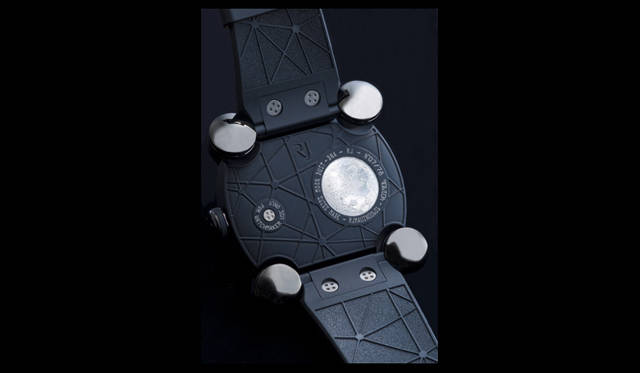 <strong>ROMAIN JEROME</strong> A medal on the case back uses parts from Apollo 11. 'Moon Invader Speed Metal Automatic' ¥1,260,000