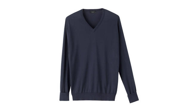<strong>A.P.C. × JOHN SMEDLEY</strong>　大人っぽい雰囲気のネイビーカラーは、1枚はもっていたいスタンダードアイテム。2万3100円