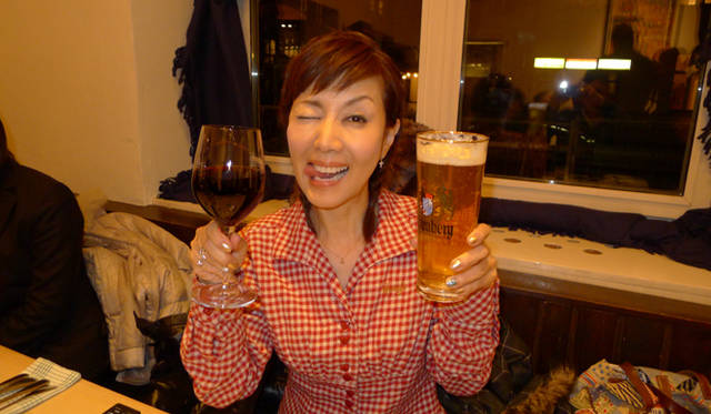 <strong>戸田恵子｜舞台、ドラマ、そしてボランティアまで、2012年もパワフルにスタート！</strong><br />ドイツビールもドイツワインもおいしかった（笑）！