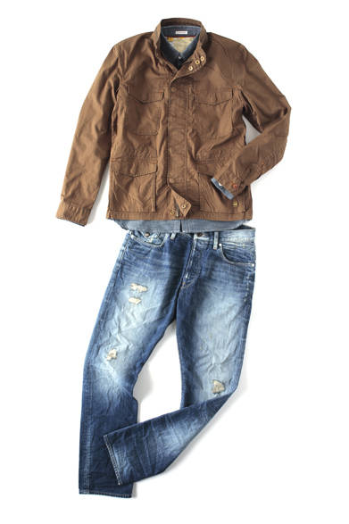  <strong>阪急MEN’S TOKYO｜4月 “アーバン ラギッド”</strong>　ミリタリージャケット2万1000円（CL NEW CITY OVERSHIRT）、シャンブレーシャツ2万1000円（RE TACOMA EDGE SHIRT L/S）、ジーンズ2万6250円（MORRIS TAPERED／すべてジースター ロゥ）