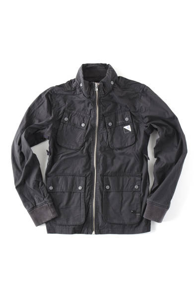  <strong>阪急MEN’S TOKYO｜4月 “アーバン ラギッド”</strong>　ミリタリージャケット1万8900円（ARTIC NON QUILTED OVERSHIRT L/S／ジースター ロゥ）