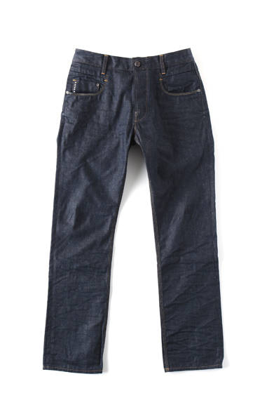  <strong>阪急MEN’S TOKYO｜4月 “アーバン ラギッド”</strong>　ジーンズ1万7850円（NEW RADAR TAPERED／ジースター ロゥ）