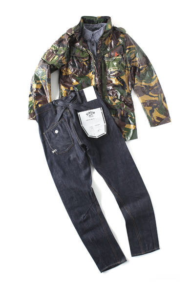  <strong>阪急MEN’S TOKYO｜4月 “アーバン ラギッド”</strong>　ジャケット5万8065円（NATURAL DUTY DGL）、シャツ（PLAIN SHORT NG）1万5750円、ジーンズ4万4900円（CROSS BACK VOD／すべてデンハム）
