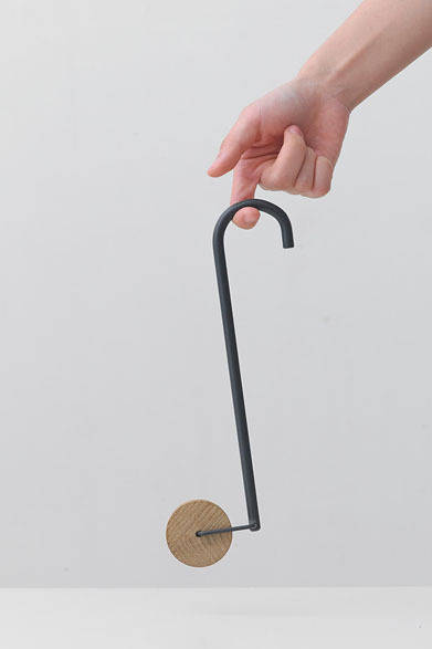 <strong>eN｜エン</strong>　吊り照明「hunger Light」small 1万6800円、large 1万8900円（eN-005 / 006、サイズ｜small φ49×H270×W160、large φ49×H520×W160、素材｜oak / walnut ＋ steel (powder coating) ＋ brass-light＜lamp 25w / cord2.5m＞）