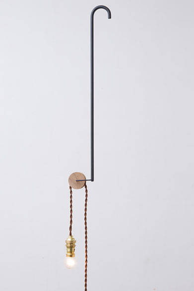 <strong>eN｜エン</strong>　吊り照明「hunger Light」small 1万6800円、large 1万8900円（eN-005 / 006、サイズ｜small φ49×H270×W160、large φ49×H520×W160、素材｜oak / walnut ＋ steel (powder coating) ＋ brass-light＜lamp 25w / cord2.5m＞）