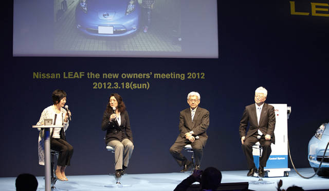 <strong>NISSAN LEAF｜</strong>第二部のトークショー。左から小宮悦子氏、勝間和代氏、リーフ開発者の阿部徹氏と門田英稔氏。
