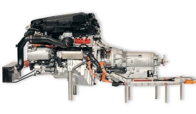 <strong>BMW Activehybrid5｜ビー・エム・ダブリュー アクティブハイブリッド5</strong>　モーターはエンジンとトランスミッションのあいだに搭載される