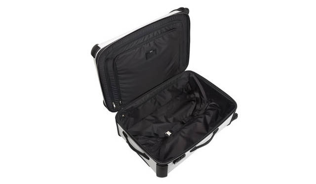 <strong>TUMI｜トゥミ渾身のニューコレクション</strong>　内部はファスナー付きポケットと、タイダウンストラップが施された収納スペースに分かれる。シンプルながら、抜群の使いやすさだ。