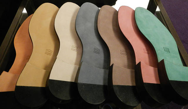 <strong>DESIGNWORKS｜デザインワークス</strong>　“custom order shoes”　アウトソールはカラフルな7色