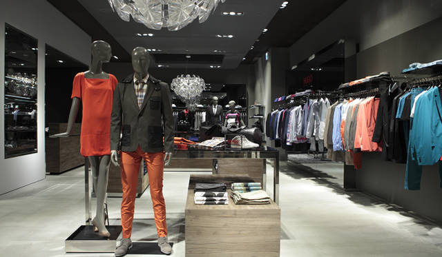 <strong>HUGO BOSS｜ヒューゴ ボス</strong>　落ち着いたインテリアに、挿し色的に着用できるカラフルなウエアが揃う。